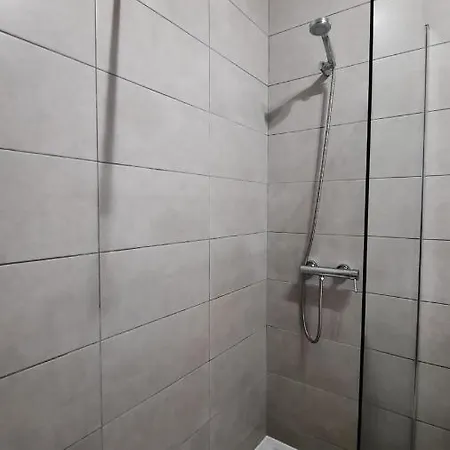 Lovely 2-bedroom - Near Center! 公寓 *