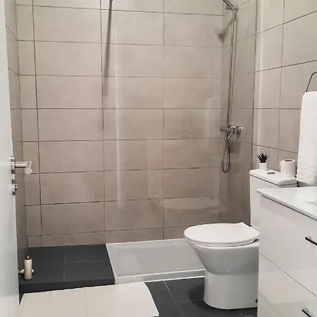 Lovely 2-bedroom - Near Center! 公寓 *