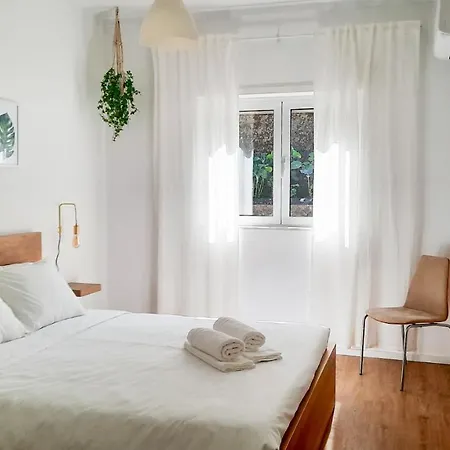 Lovely 2-bedroom - Near Center!